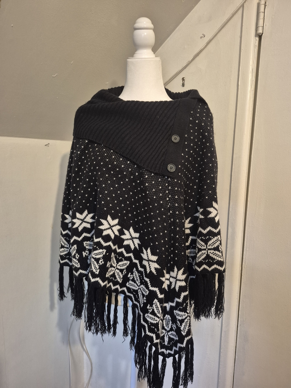 89th & Madison Black and White Snowflake Fringe Poncho